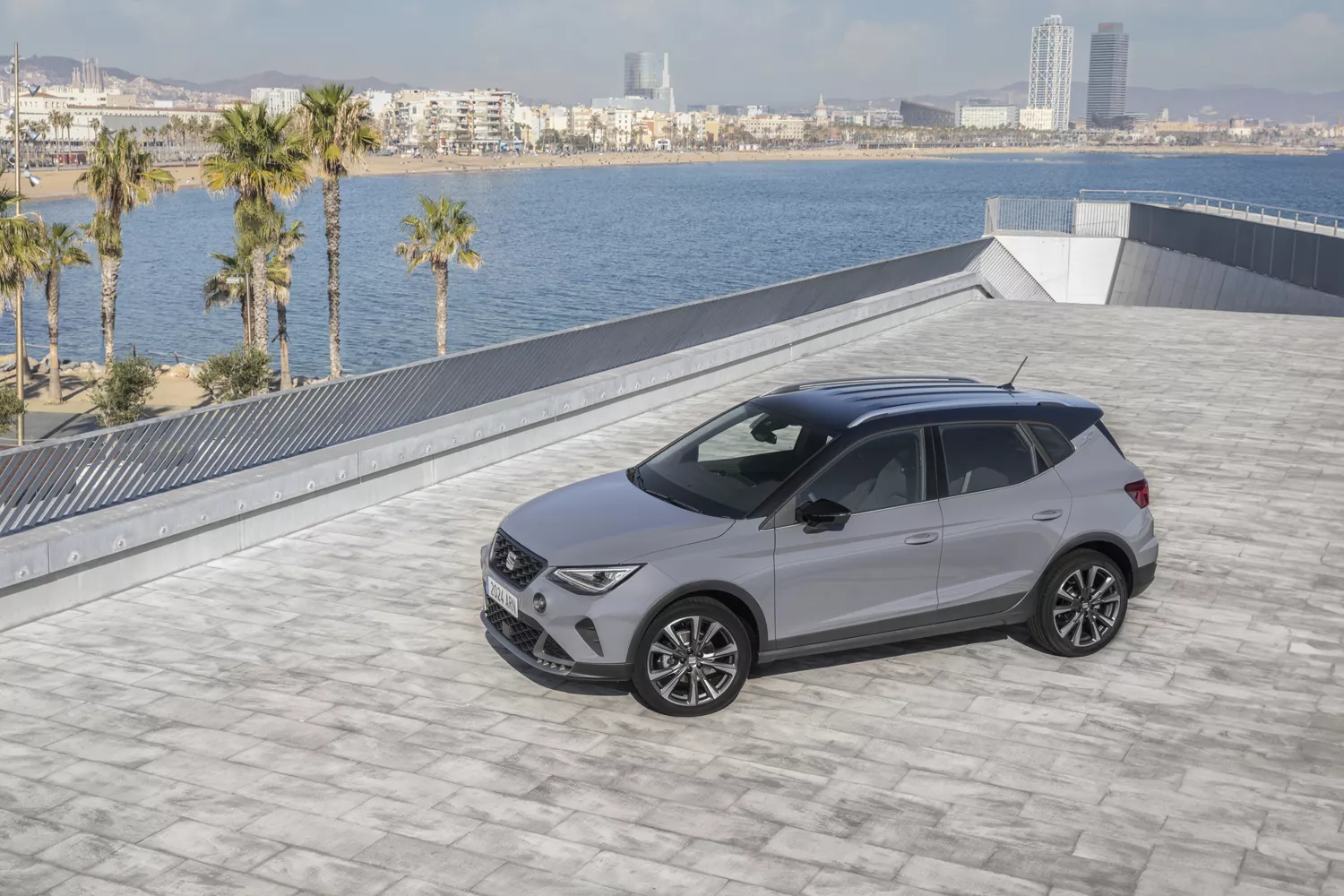 El nuevo Seat Arona FR Limited Edition en un mirador junto a la playa de Barcelona / SEAT