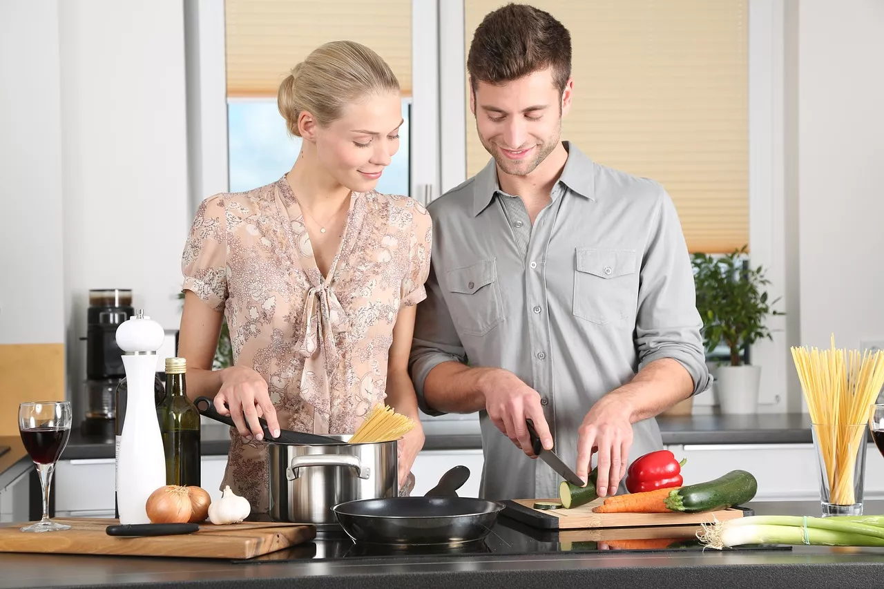 Una pareja cocinando comida / PIXABAY