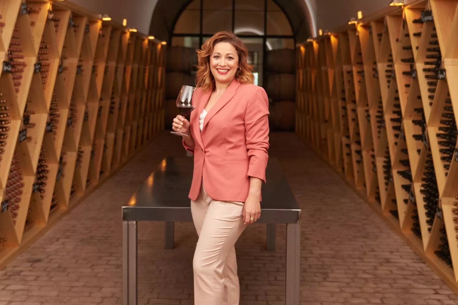 La Master of Wine Almudena Alberca, la mujer que más sabe de vinos en España / BODEGA ENTRECANALES DOMECQ E HIJOS