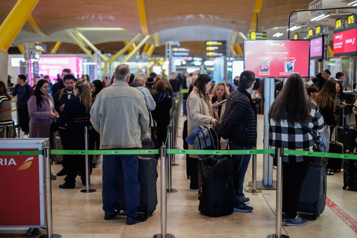 Pasajeros en un aeropuerto en plena operación salida de Semana Santa / EP