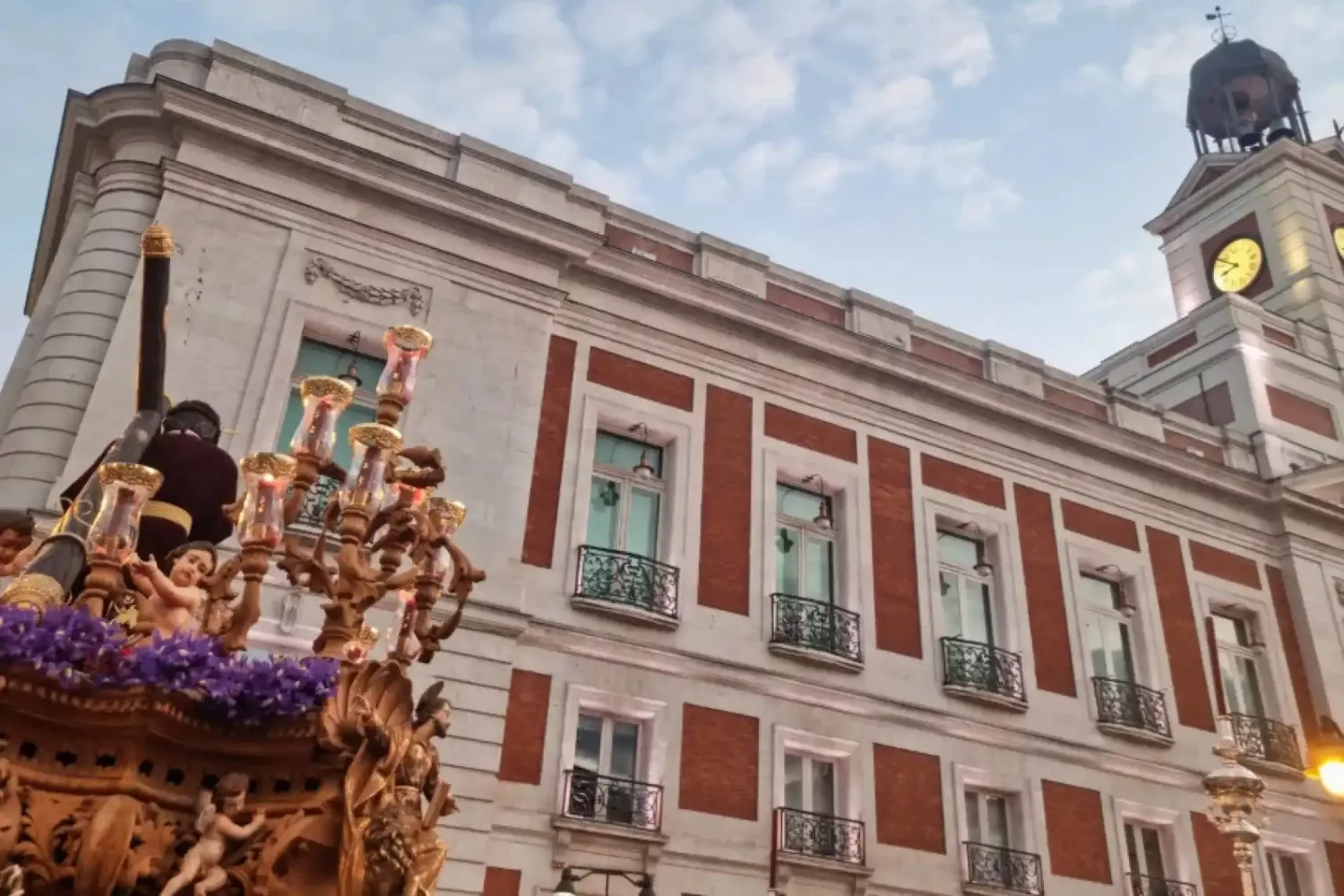 Un balcón en la Puerta del Sol durante Semana Santa / EL ESPAÑOL