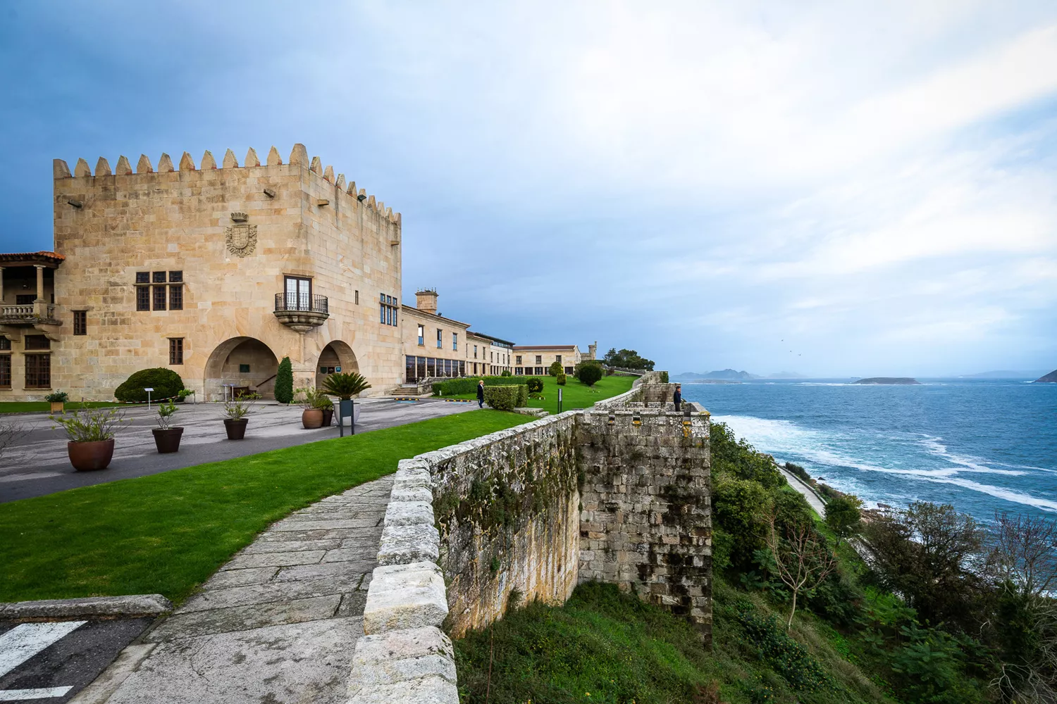 El Parador de Baiona frente a las Rías Baixas / PARADORES