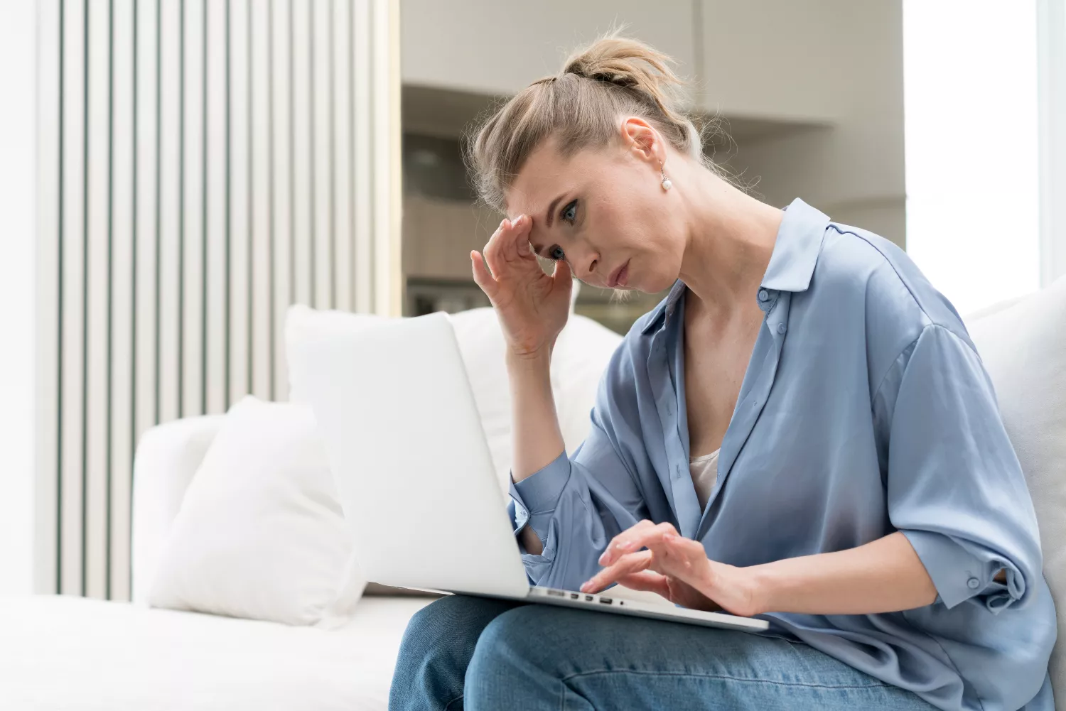 Una mujer descubre que le han cargado el servicio de mantenimiento de Endesa X / FREEPIK