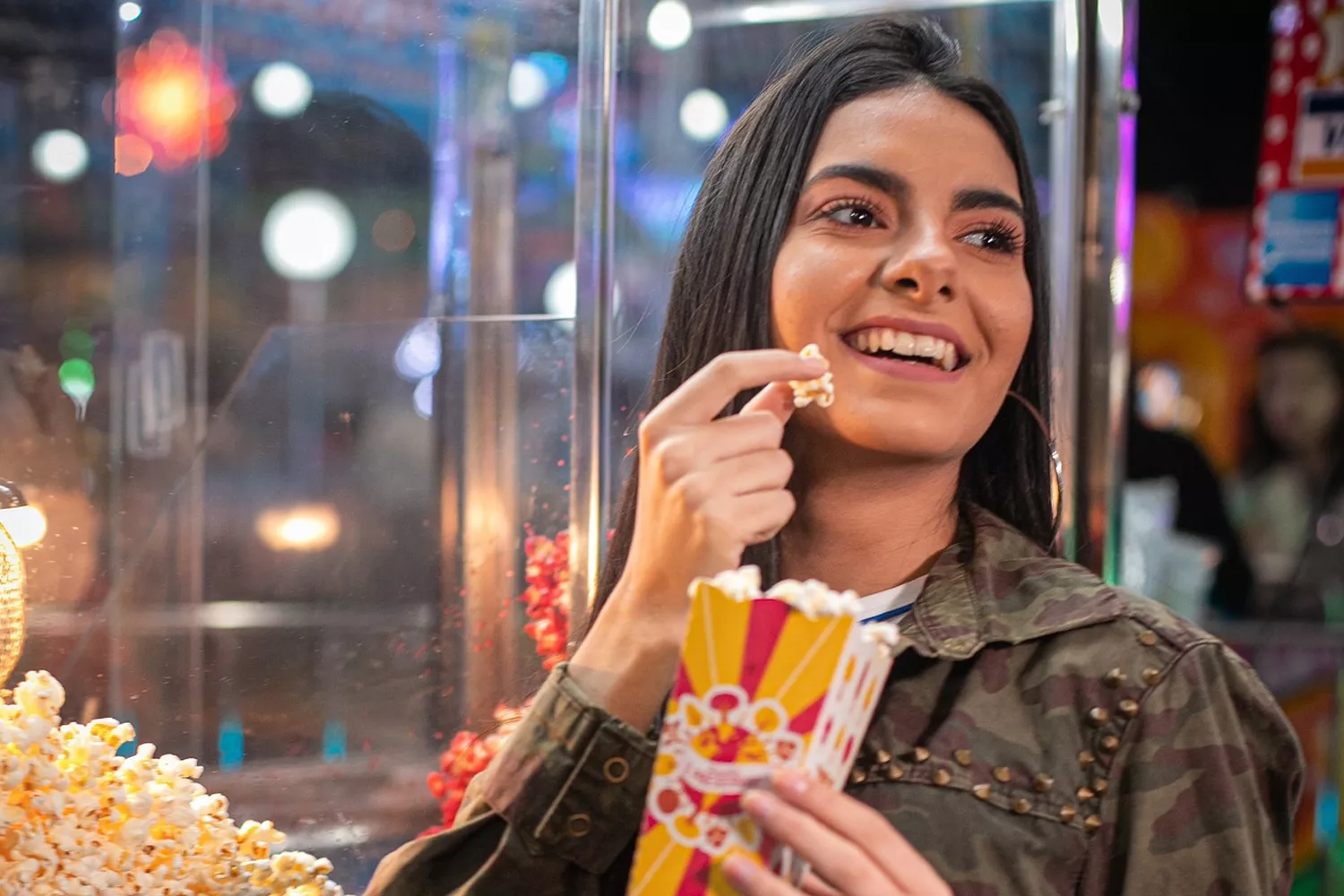 Una mujer con unas palomitas hechas con maíz canario / PIXABAY