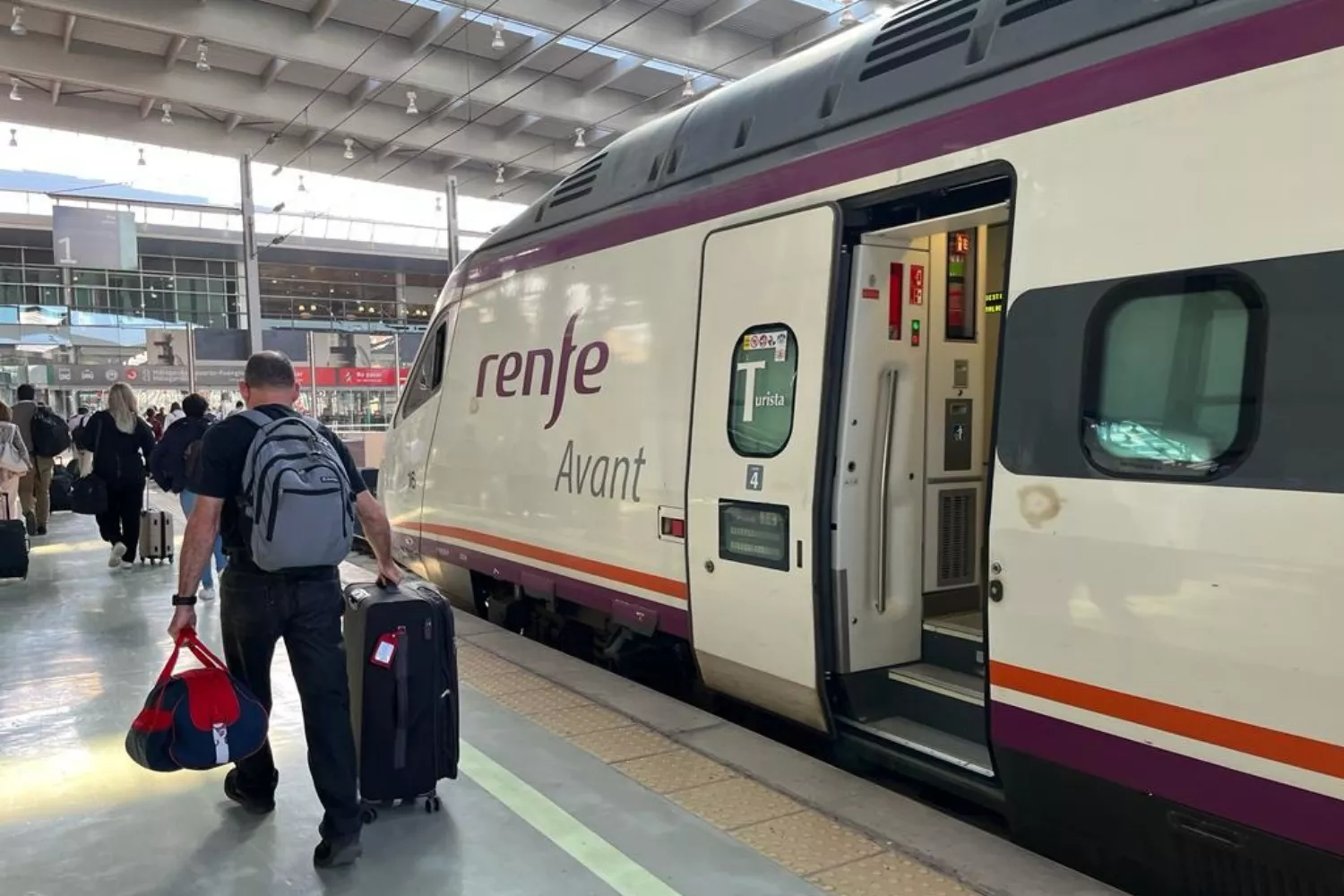 Un tren de Renfe, empresa que compite con Ouigo / EP - RENFE