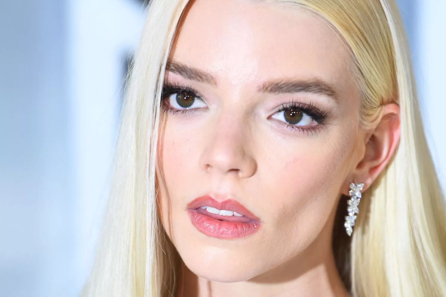 La actriz Anya Taylor Joy maquillada con la técnica del ‘contouring’ / Neil Hall - EFE