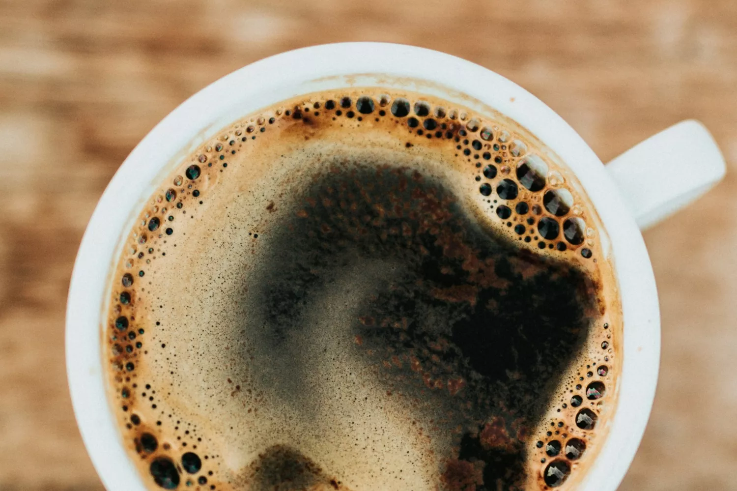 Una taza de café servido directamente de una cafetera / UNSPLASH