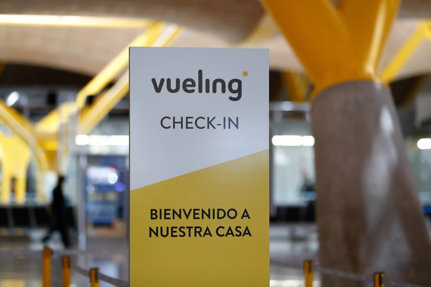 Cartel de la aerolínea Vueling en el que se lee 'Check in. Bienvenido a nuestra casa' / Óscar J.Barroso - EP