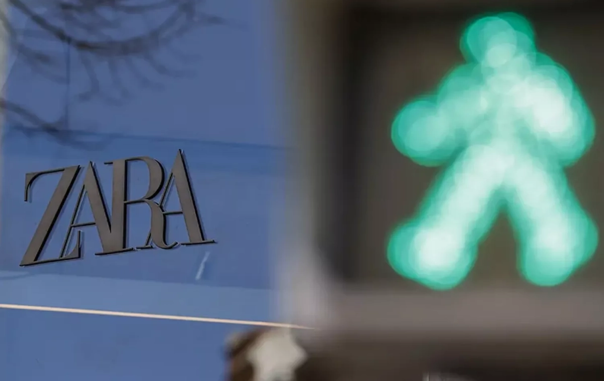 Una tienda Zara, del Grupo Inditex, y un semáforo con la señal de peatones en verde / EFE
