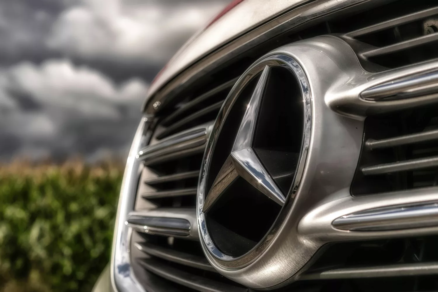 Un Mercedes-Benz y nubes negras / PEXELS