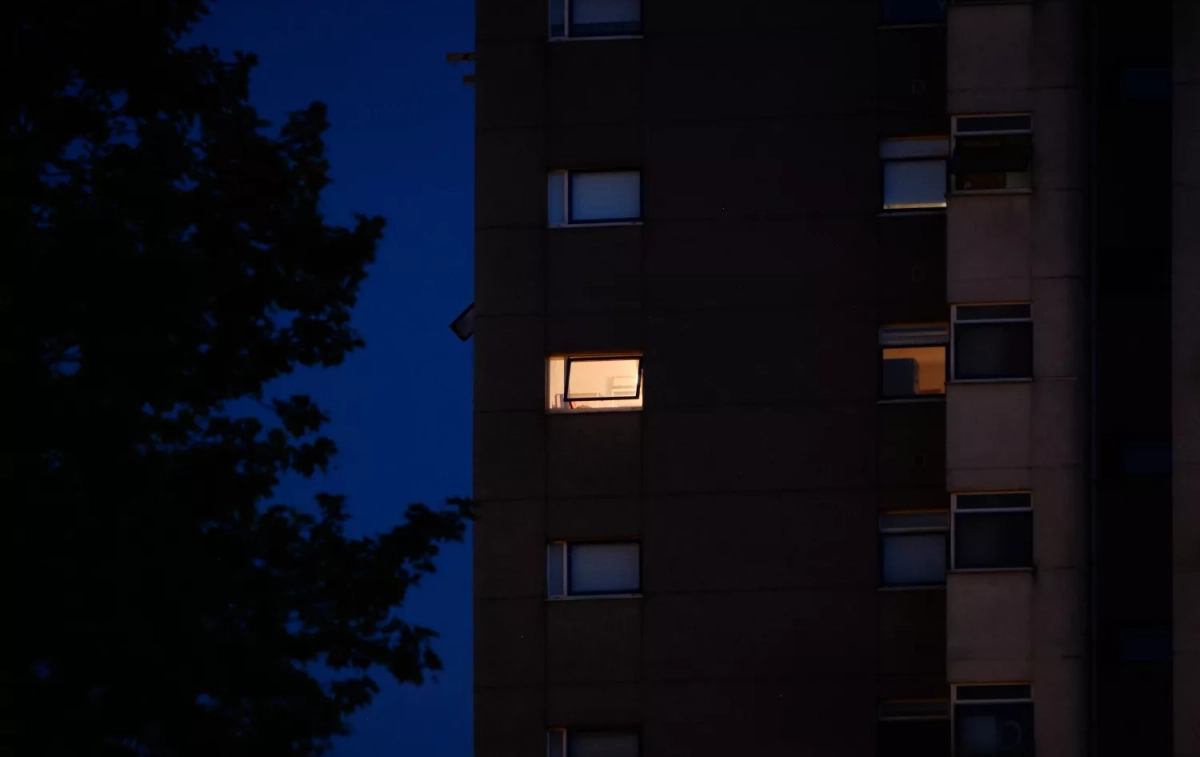 Una ventana con una luz encendida en un edificio / Agostime - EP