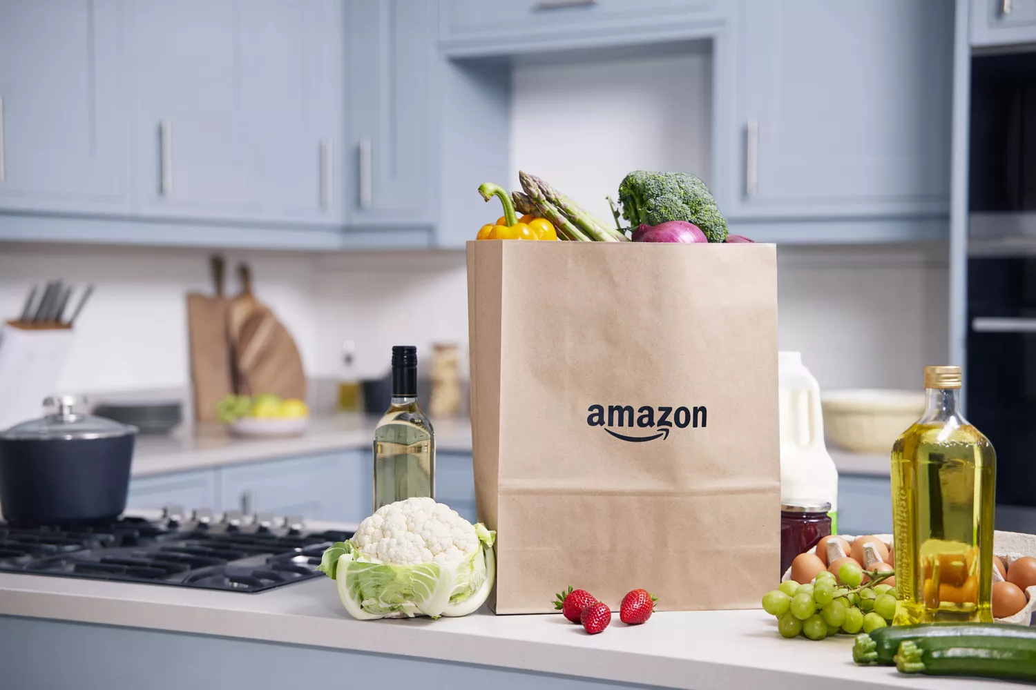 Una bolsa de Amazon Fresh en una cocina / AMAZON