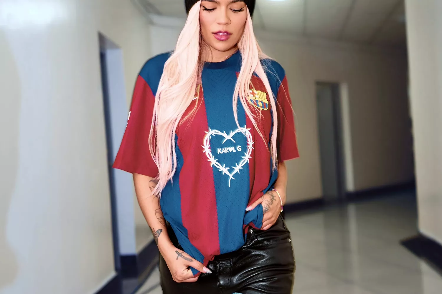 Karol G con la camiseta exclusiva del FC Barcelona / FC BARCELONA