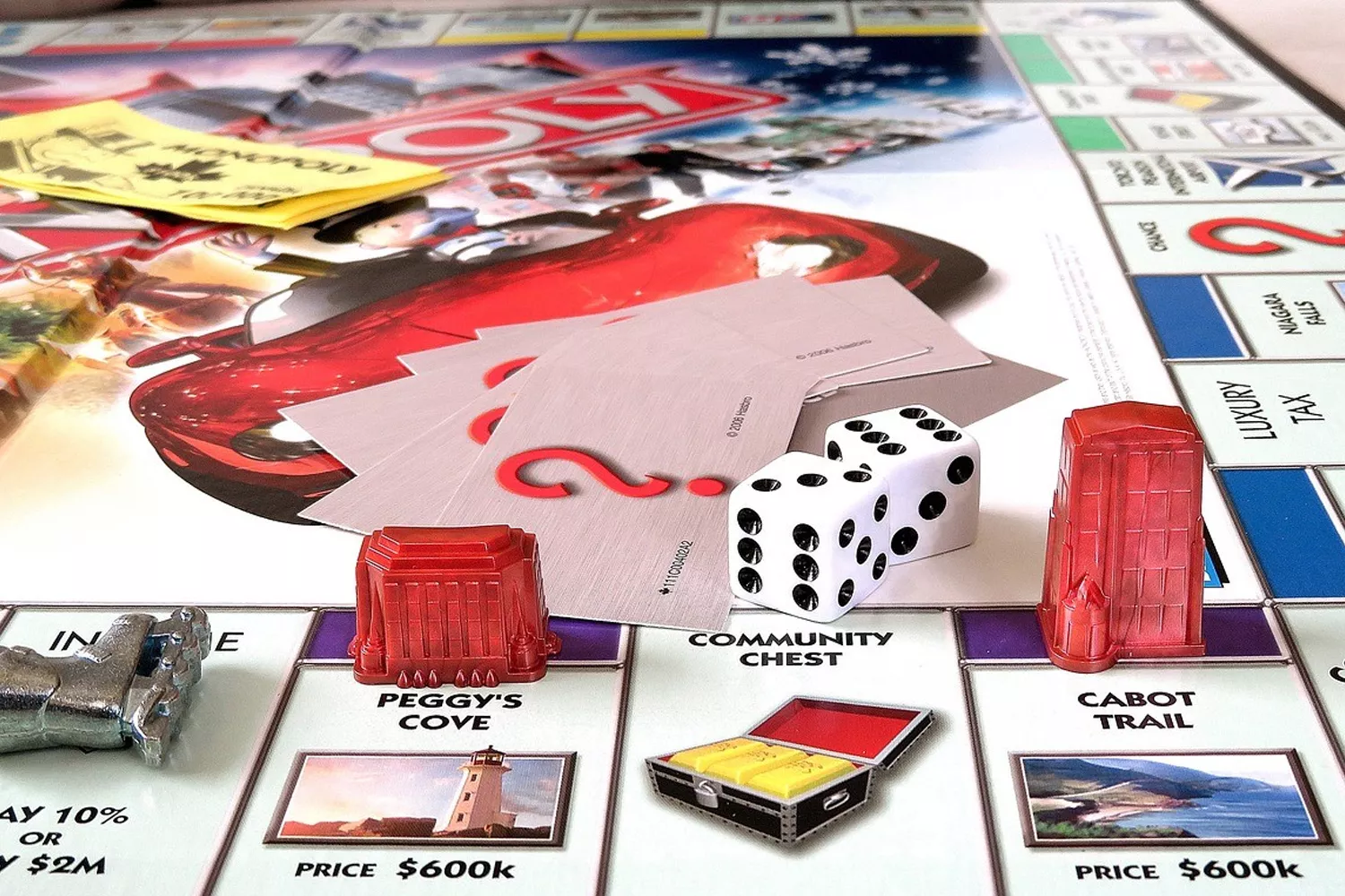 Unos dados sobre el tablero de un Monopoly, un juego de mesa que no figura entre los más vendidos