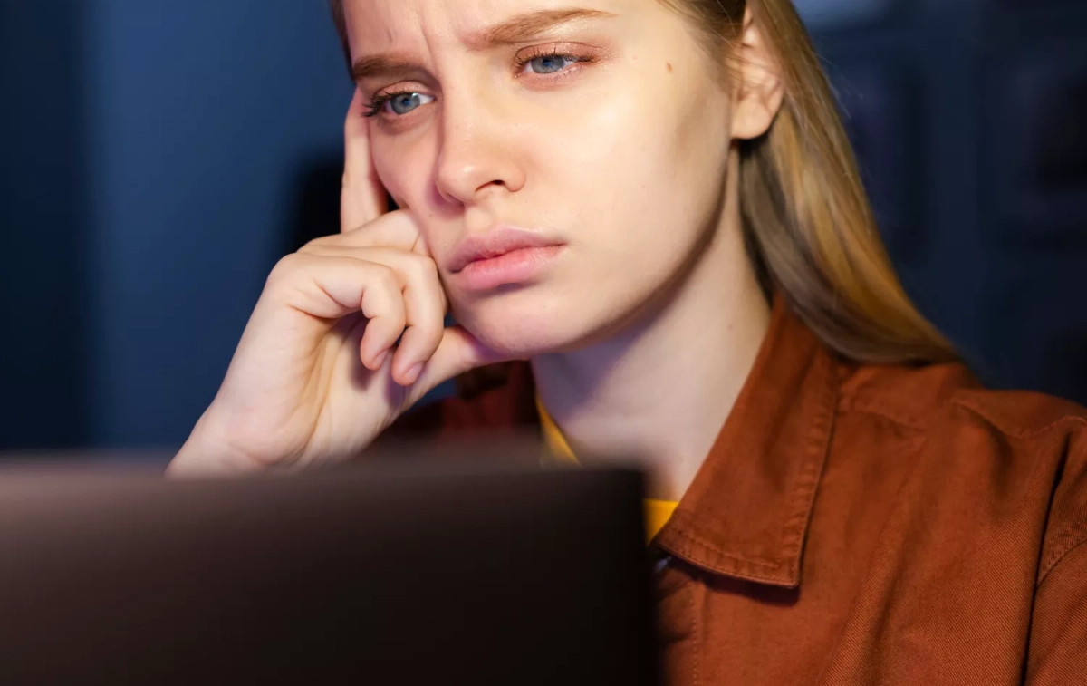 Una mujer observa su ordenador con preocupación / FREEPIK