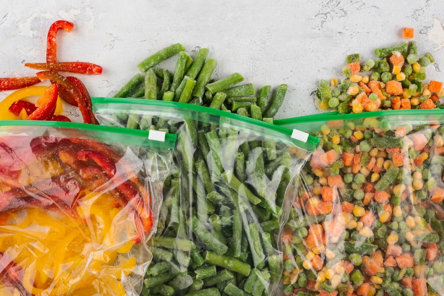 Verduras en bolsas de plástico para congelar / FREEPIK