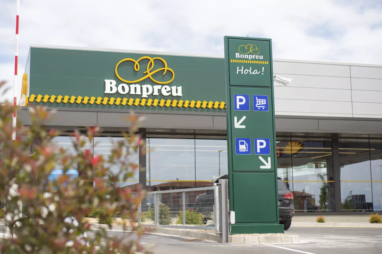 Un supermercado Bonpreu con plazas de parking / RULL SERVICES