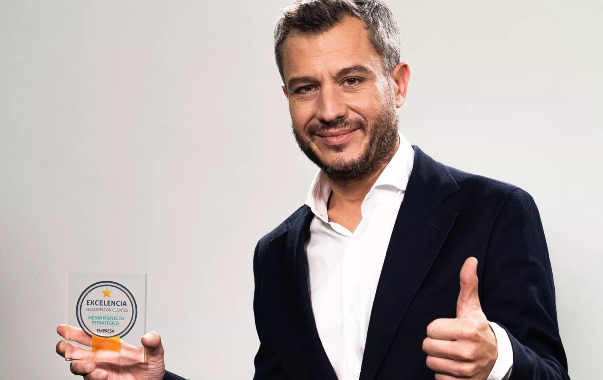 Nacho Torre con el premio al Mejor proyecto de innovación tecnológica aplicada a los call center para Ibercaja Connect / IBERCAJA