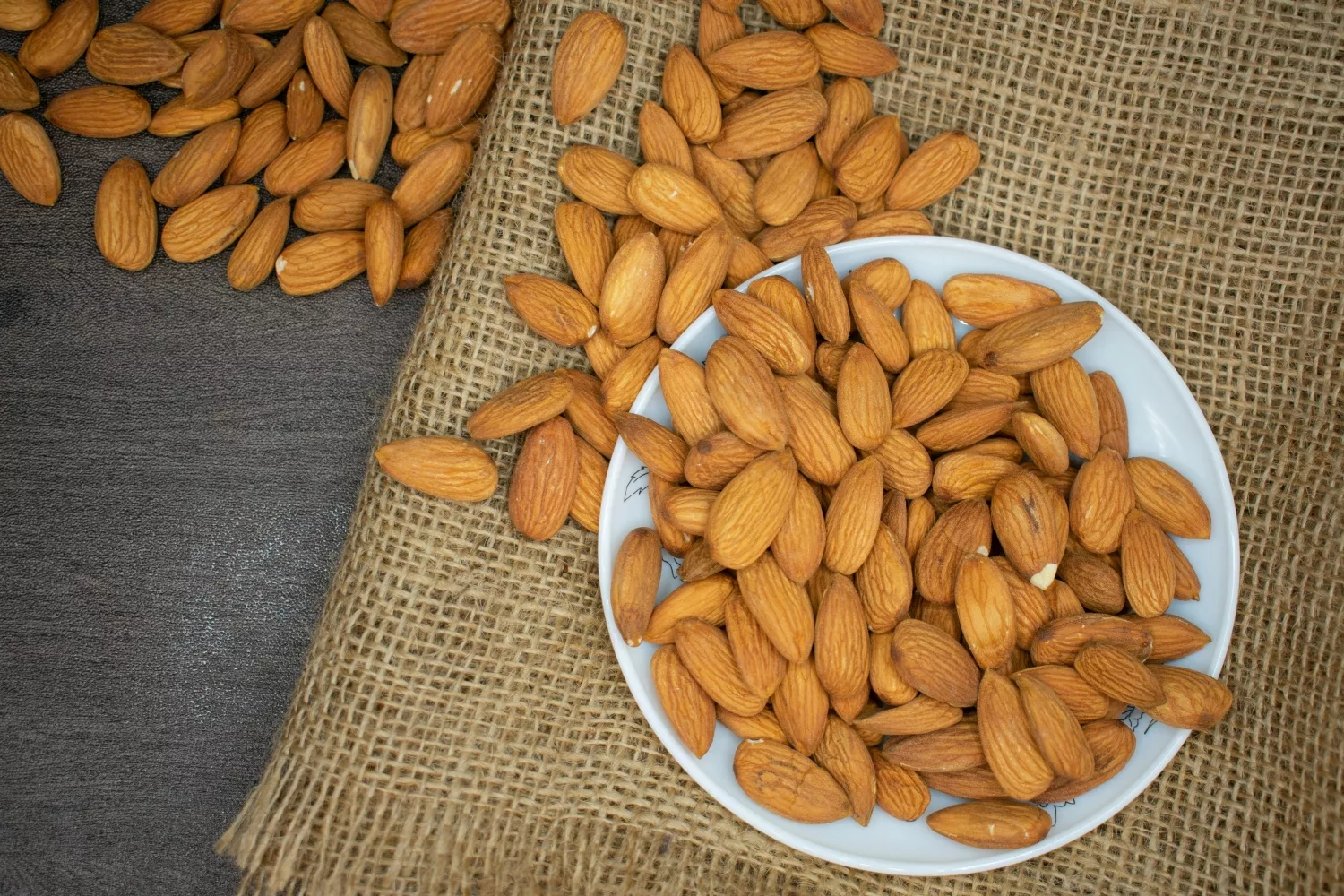 Un plato de almendras / PEXELS