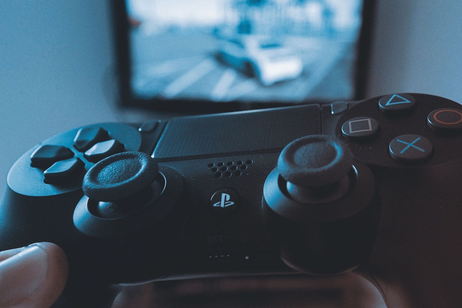 Un hombre juega a la PlayStation 5 de Sony / PEXELS