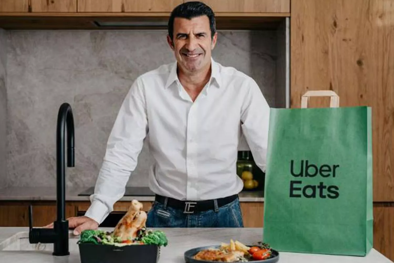 Luis Figo, una cabeza de cochinillo y una bolsa de Uber Eats UBER EATS