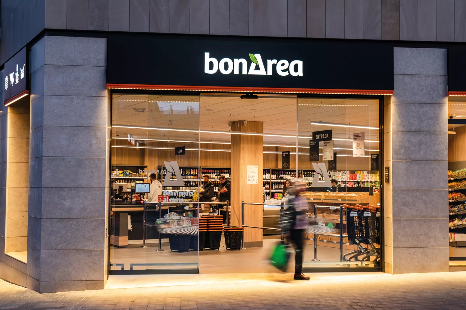 Una persona saliendo de un supermercado BonÀrea / BONÀREA