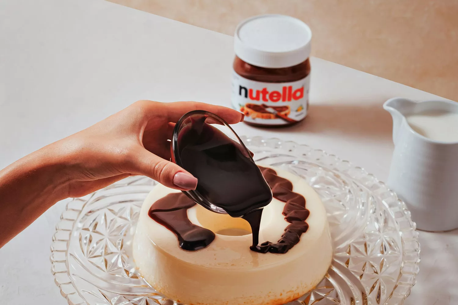 Un frasco de Nutella y un pastel PEXELS