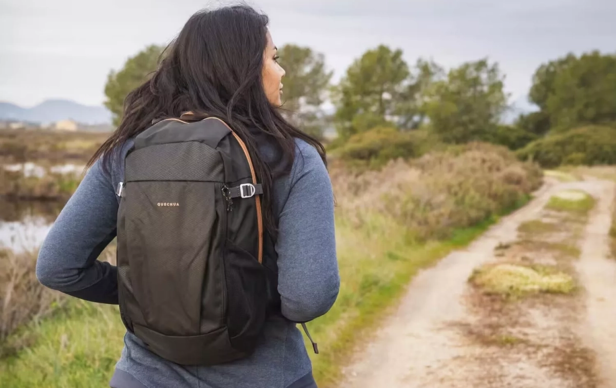 Una mujer con la mochila más vendida de Decathlon / DECATHLON