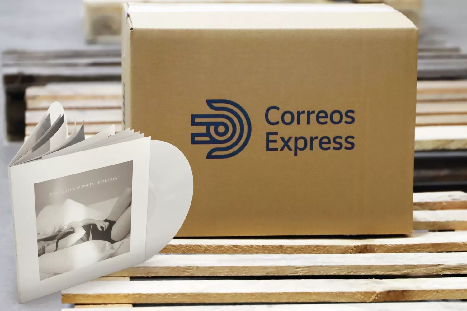 El nuevo disco de Taylor Swift y una caja de Correos Express / FOTOMONTAJE CG