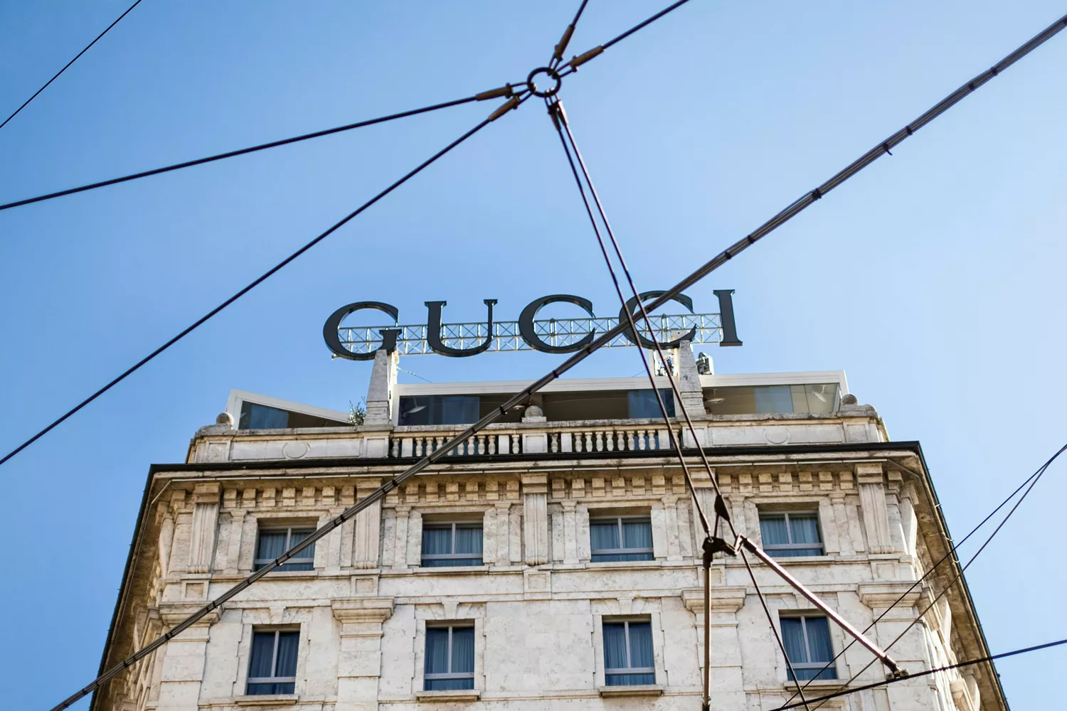 Las letras de Gucci en lo alto de un edificio / PEXELS