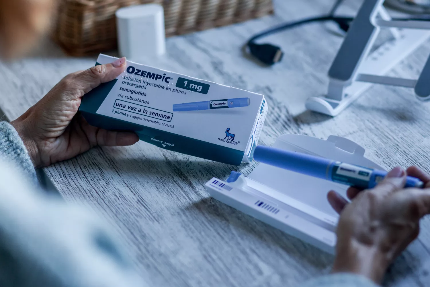 Una persona sostiene una caja de Ozempic, medicamento para tratar la diabetes / EUROPA PRESS - RICARDO RUBIO