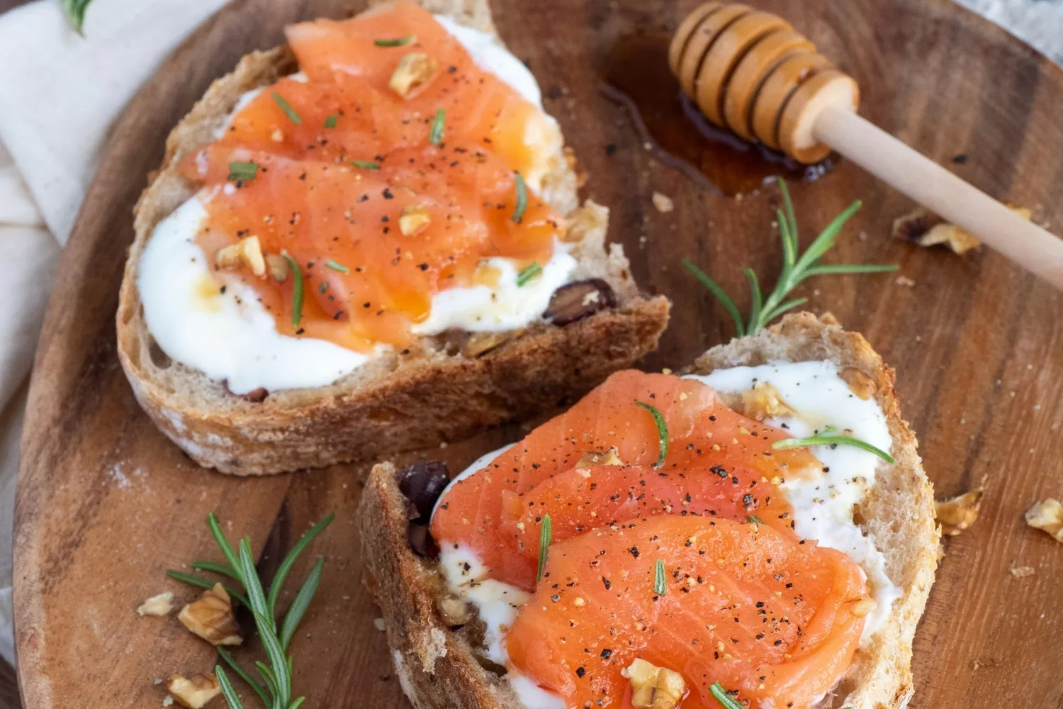 Tostas con salmón ahumado / UNSPLASH