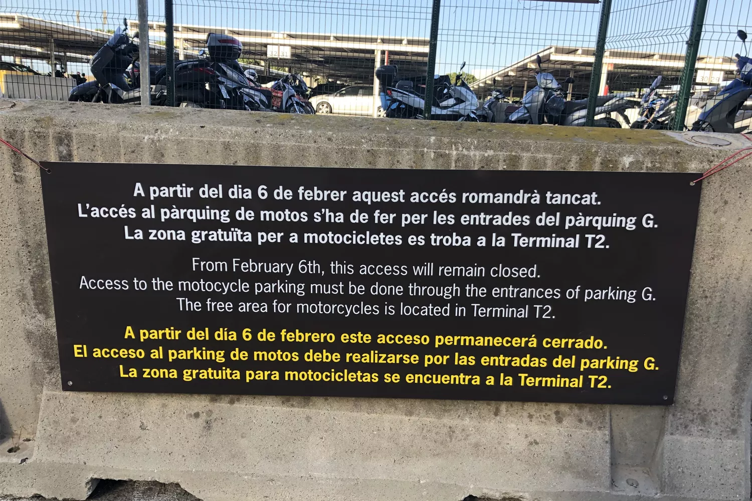 El cartel informativo de Aena conforme el aparcamiento para motos de la T1 del Aeropuerto de Barcelona deja de ser gratuito / TEO CAMINO