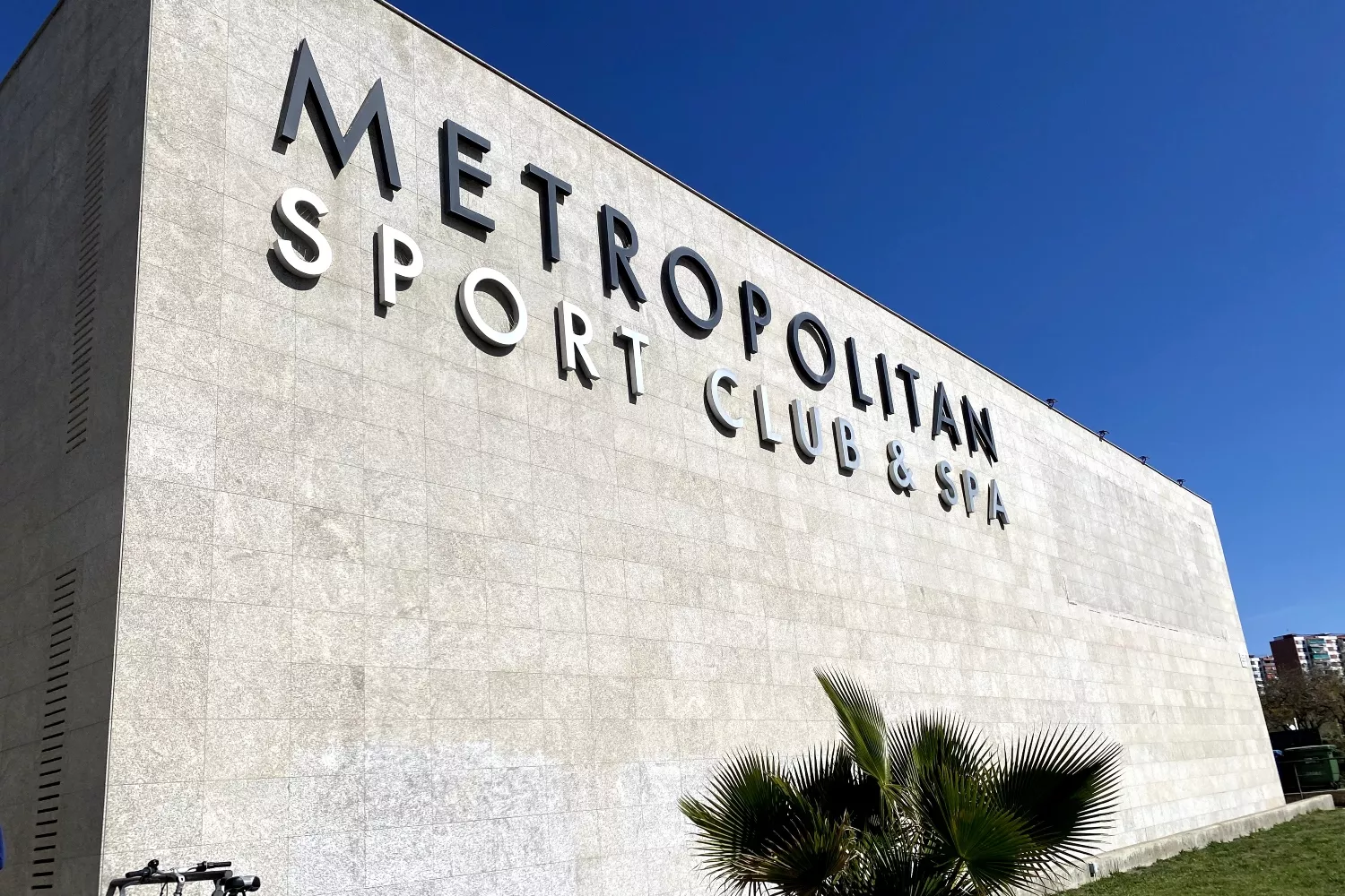 Fachada del gimnasio Metropolitan ubicado en Hospitalet de Llobregat / CG