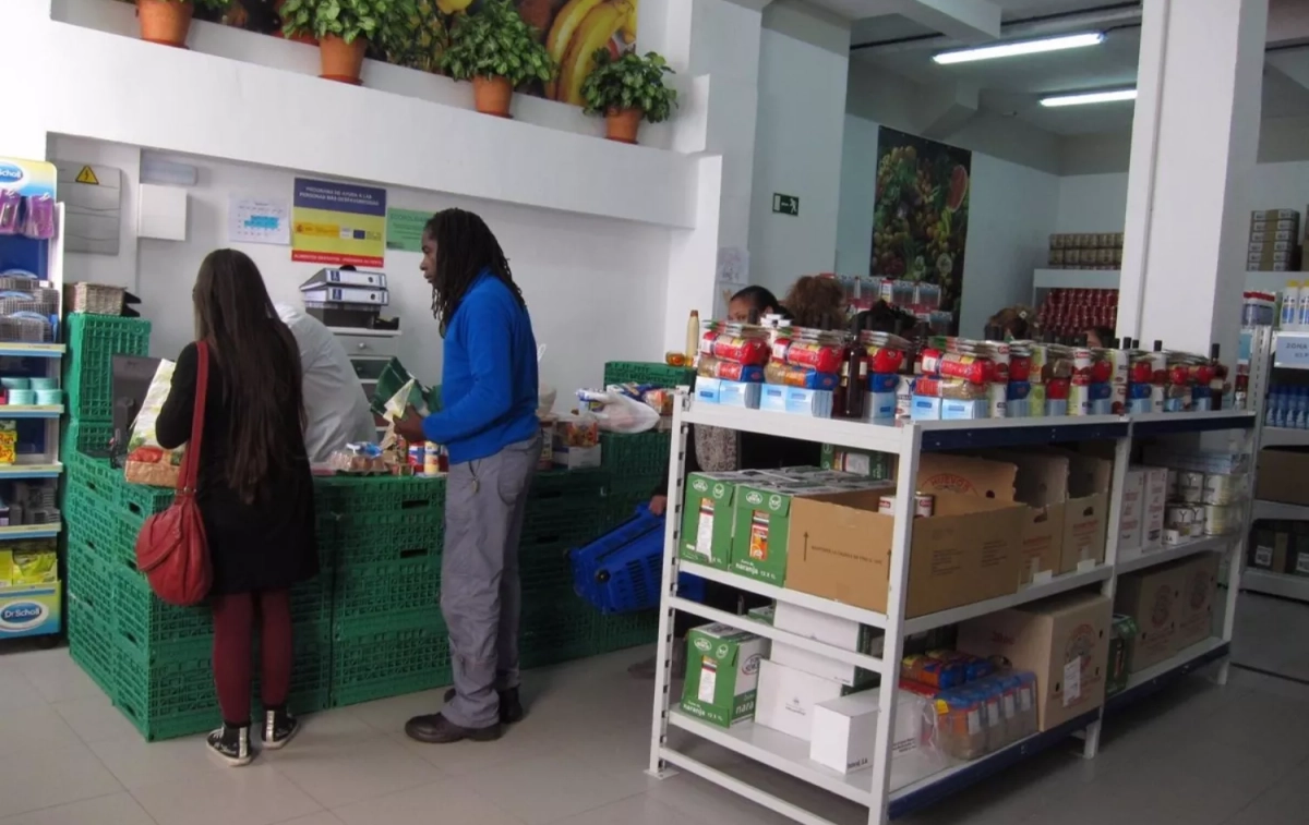 Personas comprando en el economato social de la Fundación Alberto y Elena Cortina FAYEC