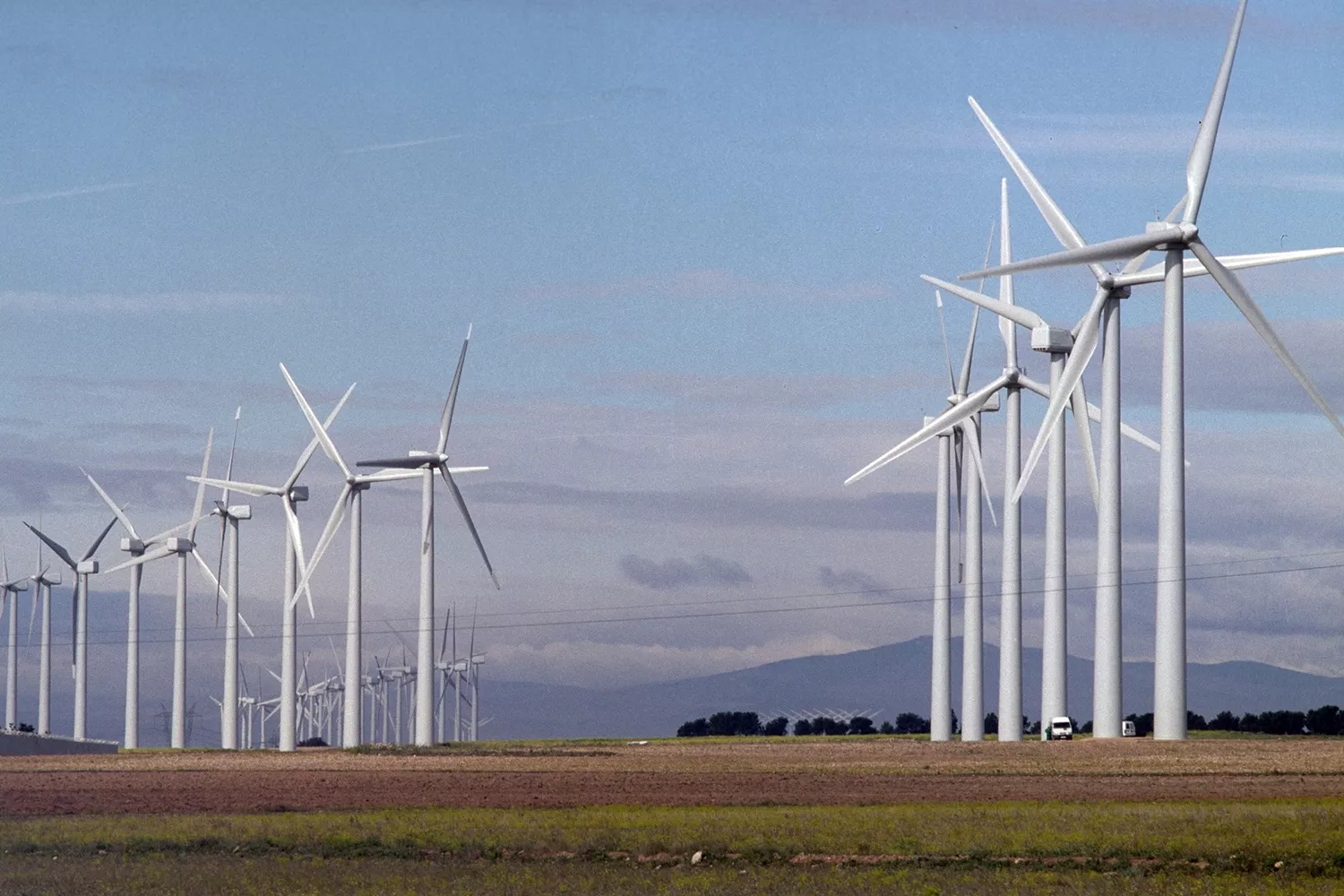 Molinos de viento que proporcionan energía eólica y hace bajar el precio de la luz / EUROPA PRESS