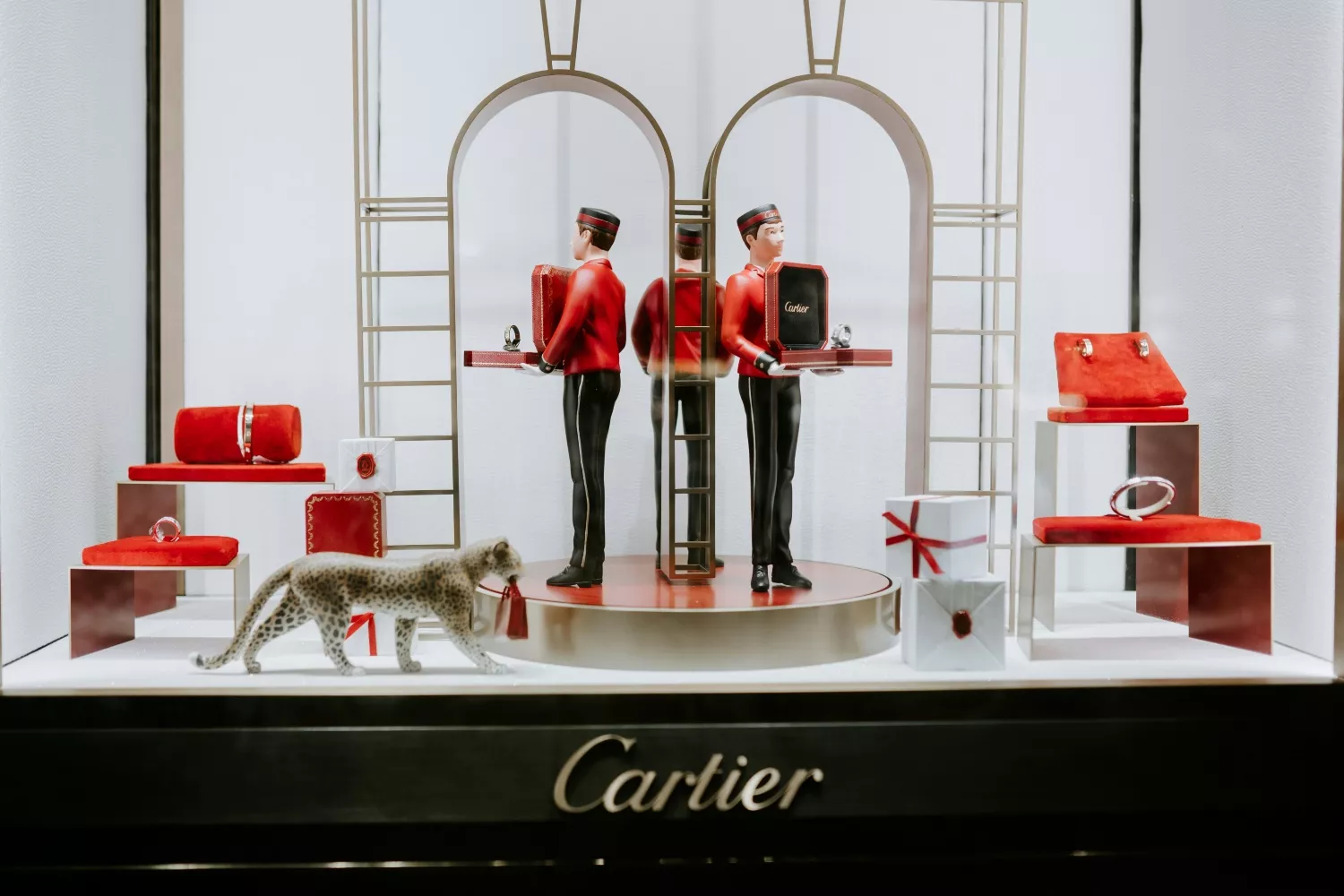 Un escaparate de Cartier con unos pendientes / UNSPLASH