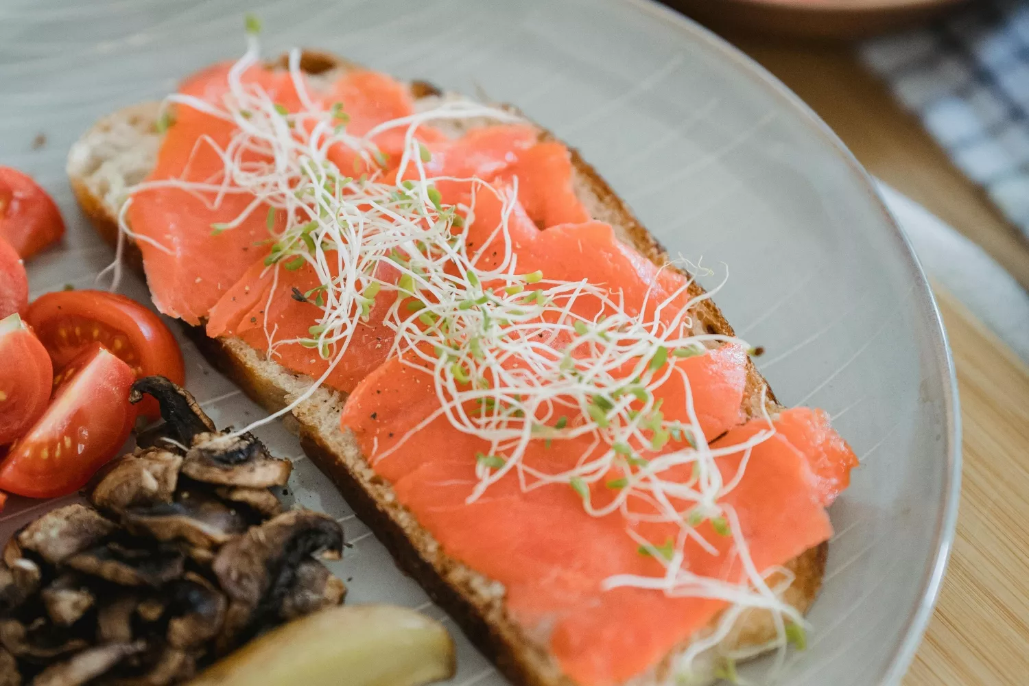 Unas tostadas de salmón con brotes de alfalfa / PEXELS