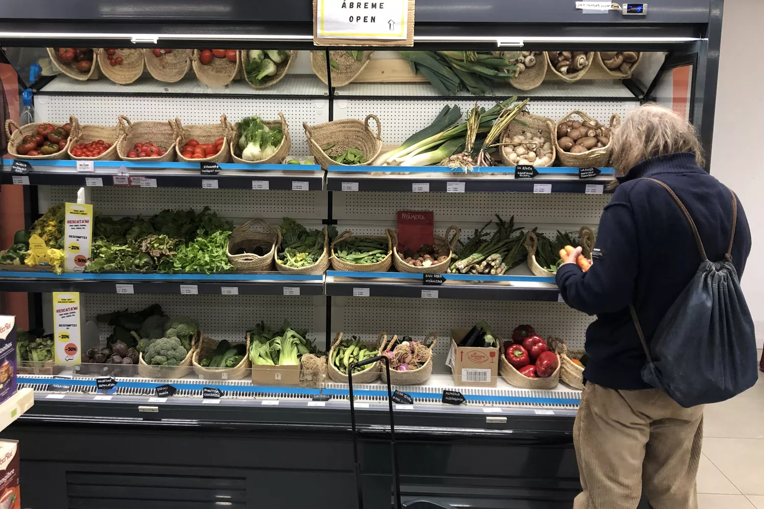 Una persona hace la compra en Foodcoop, el único supermercado cooperativista y participativo de Barcelona / TEO CAMINO