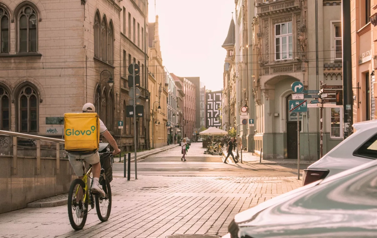 Un repartidor de Glovo en bicicleta / PEXELS