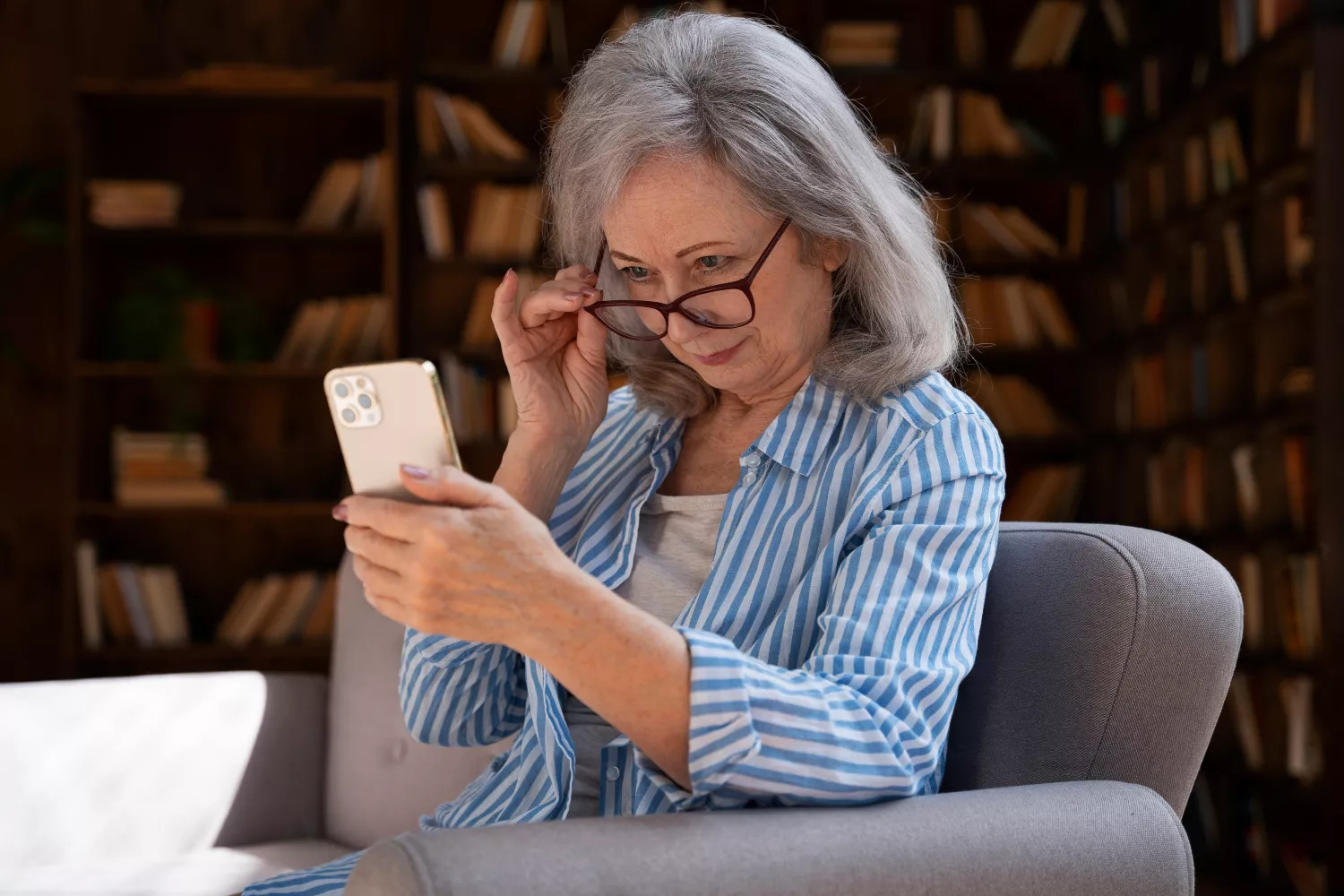 Una señora recibe un WhatsApp de unos delincuentes que perpetran la estafa del hijo en apuros / FREEPIK