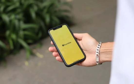 Una persona usa la aplicación de Bumble   UNSPLASH