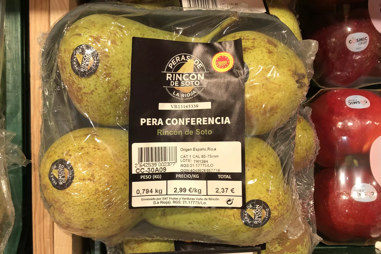 Peras y manzanas plastificadas en Caprabo / TC