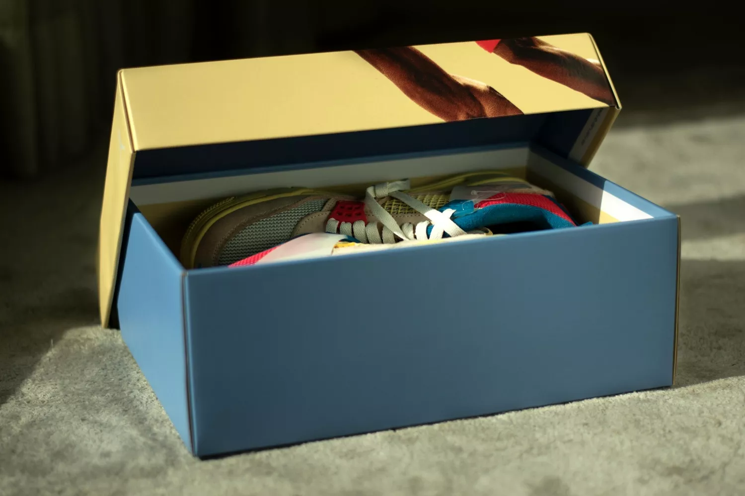 Unas zapatillas en una caja que puede servir como caja organiadora / PEXELS