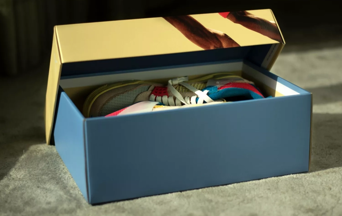 Unas zapatillas en una caja / PEXELS