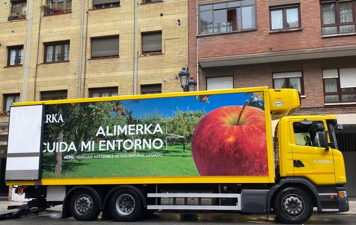 Un camión de Alimerka con el eslogan cuida mi entorno / EUROPA PRESS