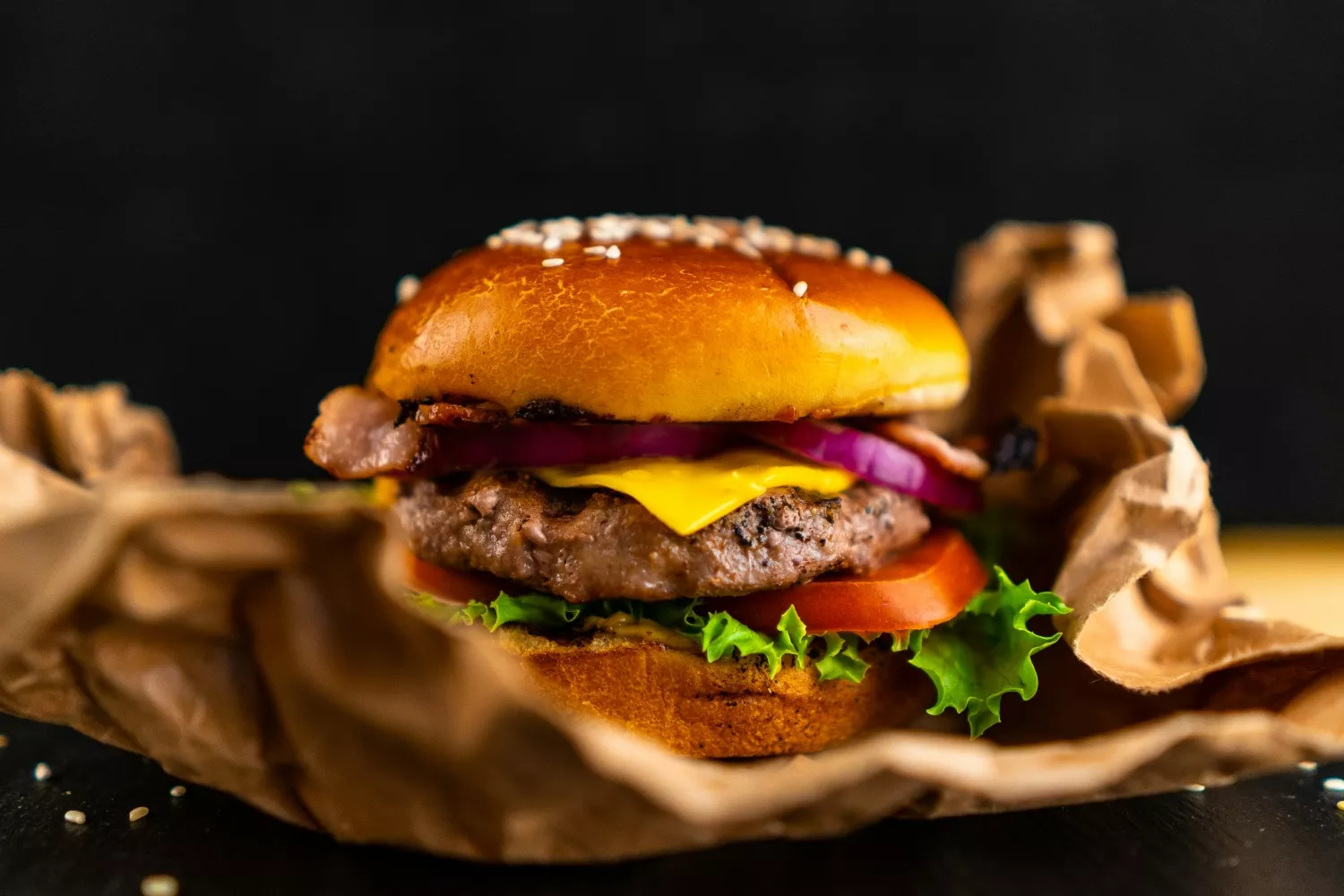 Una hamburguesa con queso, uno de los platos de comida rápida más populares / UNSPLASH