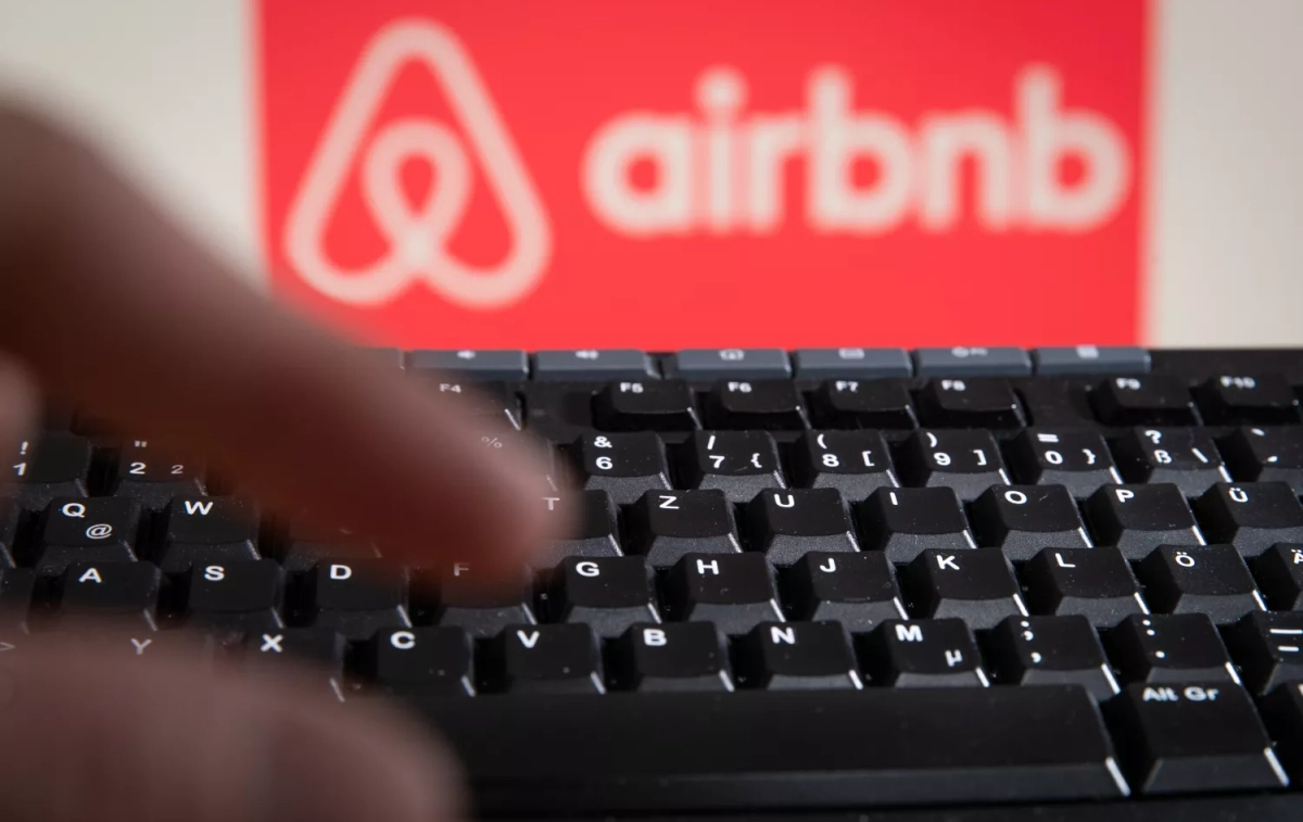 Una persona accede a Airbnb / EP - Friso Gentsch / DPA