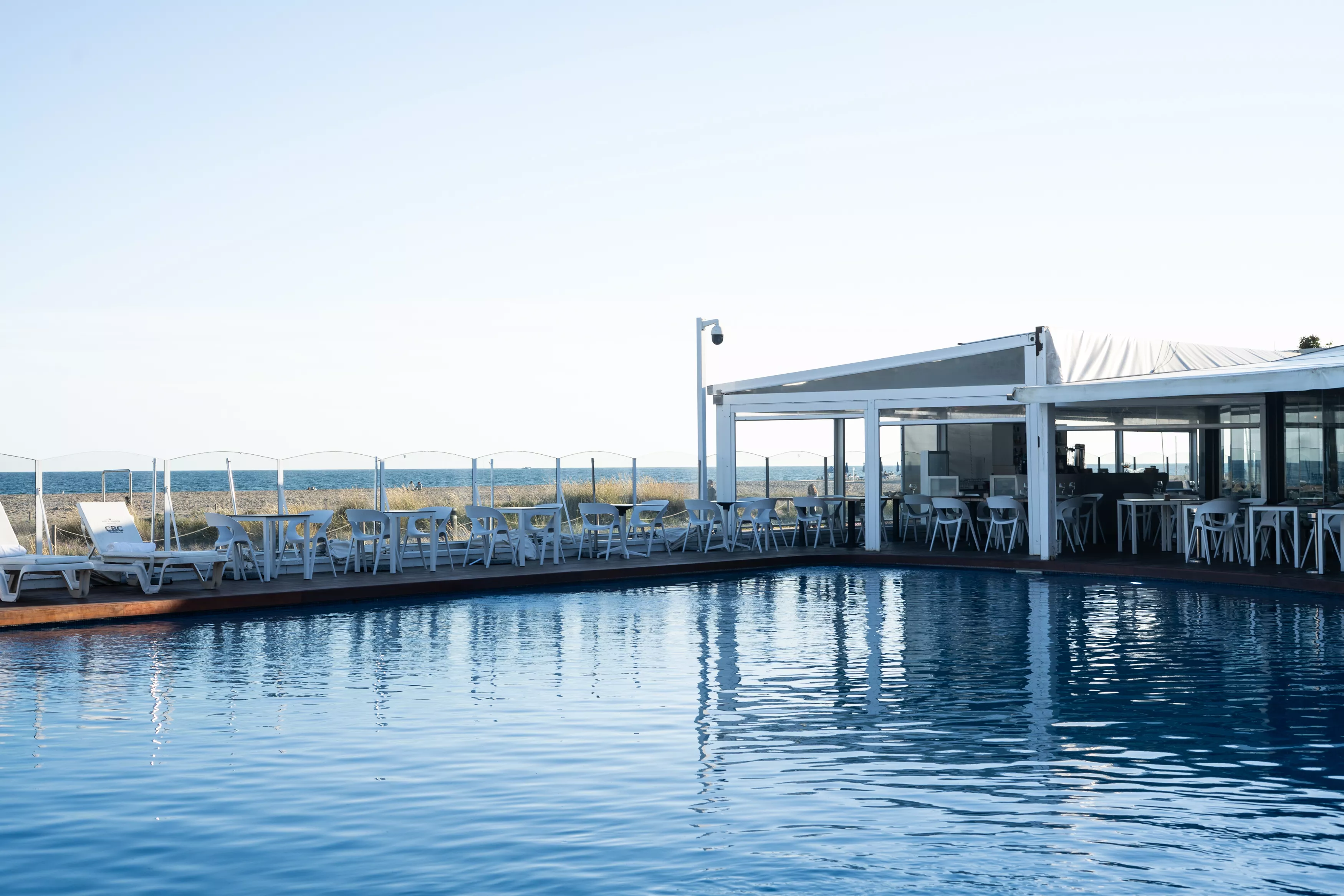 El interior de Casanova Beach Club, el chiringuito favorito de Messi / GALA ESPÍN (CG)