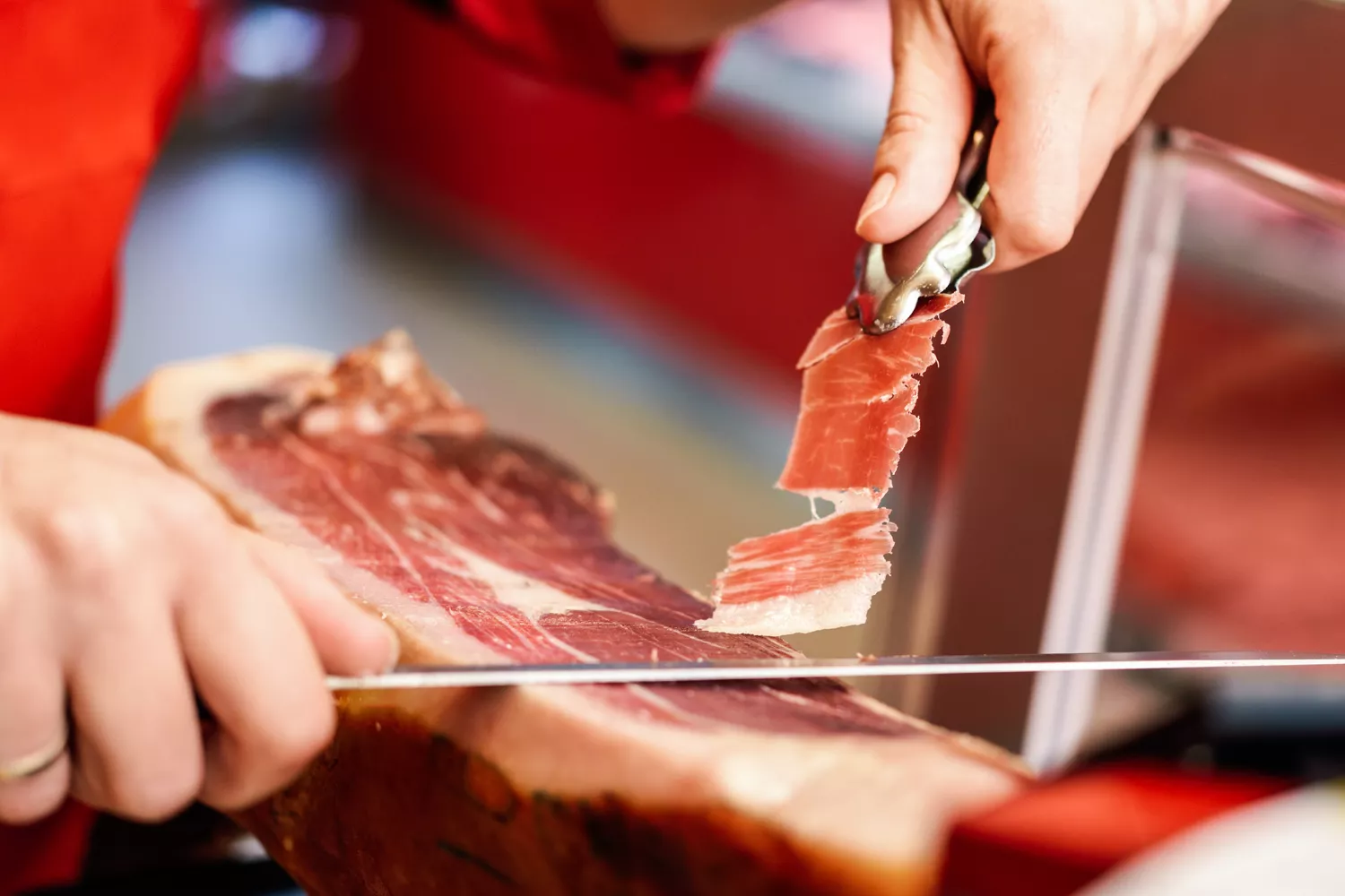 Un cortador profesional de jamón ibérico / FREEPIK